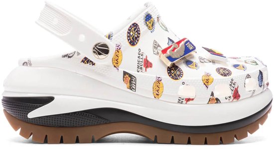 Crocs Mega Crush Clog blancs avec imprimé NBA All-Star 2023, semelle épaisse et logos d'équipes NBA.