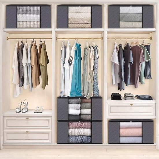 Grijze opbergdozen in een kast, gevuld met opgevouwen kleding en beddengoed.