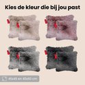 Vier sets van twee kussens in de kleuren beige, roze, lichtgrijs en donkergrijs. Alle kussens hebben een rood Auronic-label.
