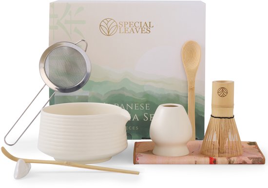 Japanse matcha theeset met witte kom, bamboe klopper, zeef, lepel en houder. Special Leaves verpakking.