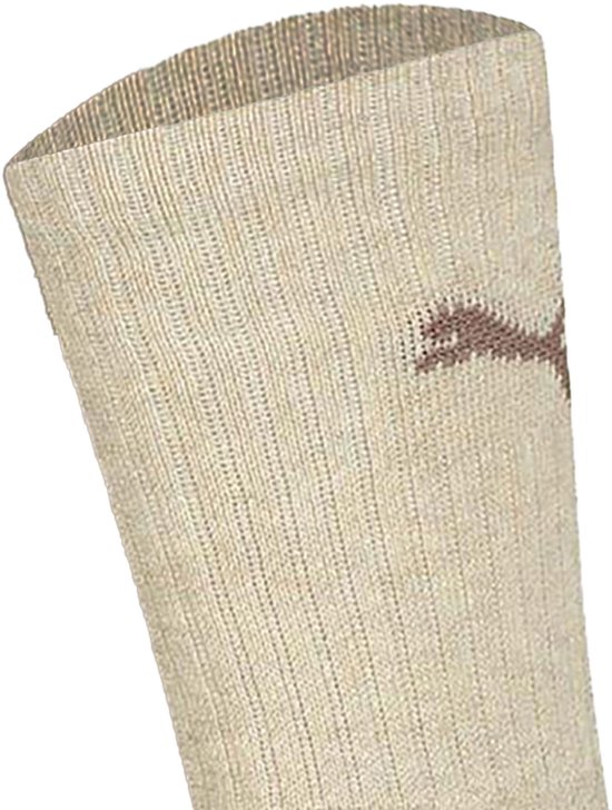 Beige Puma sok met PUMA logo, close-up van de ribbelstof.