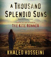 Couverture du livre "A Thousand Splendid Suns" de Khaled Hosseini, montrant une personne regardant une ville.