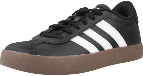 Zwarte adidas sneaker met witte strepen en bruine zool.