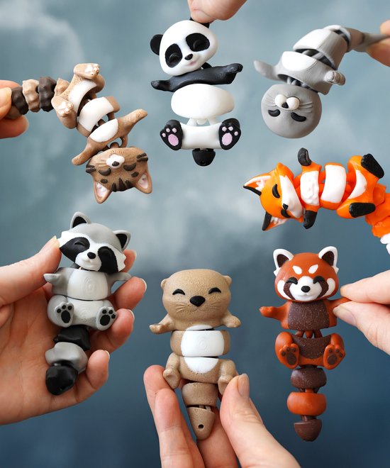 Een verzameling van 8 flexibele, magnetische dierenfiguren, waaronder panda's, vossen en wasberen.