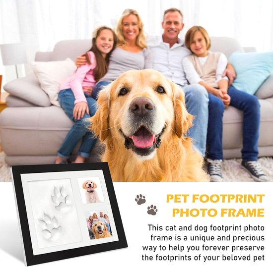 Een zwart fotolijst met pootafdrukken van een hond en foto's van huisdieren en een gezin.
