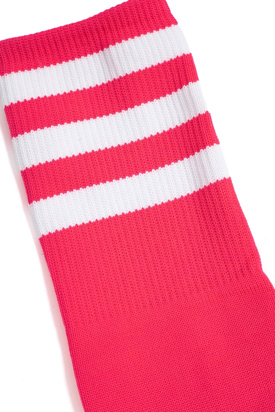 Roze kniekous met horizontale witte strepen bij de boord.