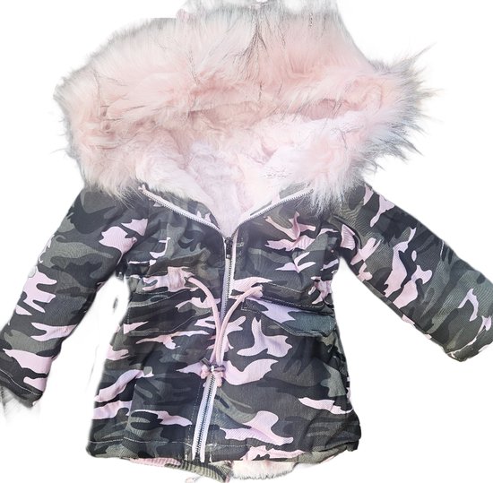 Roze geruite jas met camouflageprint en roze nepbont capuchon. De jas sluit met een rits en heeft touwtjes in de taille.