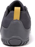 Arrière d'une chaussure minimaliste grise avec une boucle jaune sur le talon.