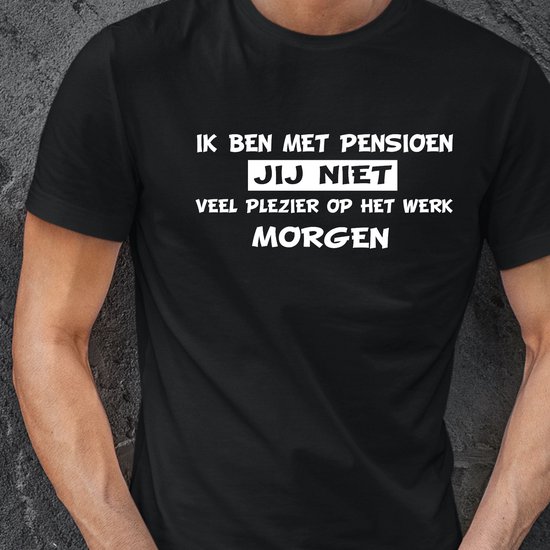 T-shirt noir pour homme avec texte blanc 'Je suis à la retraite, toi non. Amuse-toi bien au travail demain'.