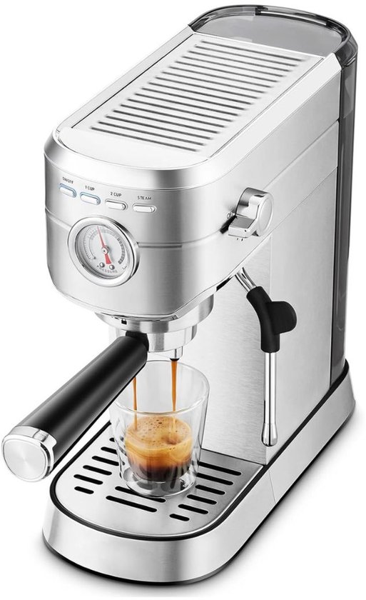 Zilverkleurige espressomachine met zwarte handgreep, zet een espresso in een glas.