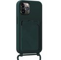 Donkergroen telefoonhoesje met pashouder en nekkoord, achterkant van de iPhone 15 Pro.
