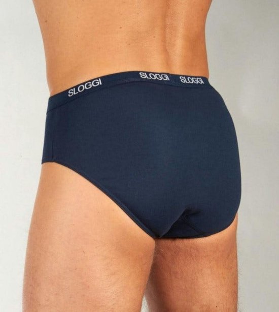 Sloggi nachtblauwe midi slip, van de achterkant gezien, met herhaaldelijk het 'SLOGGI' logo op de elastische band.