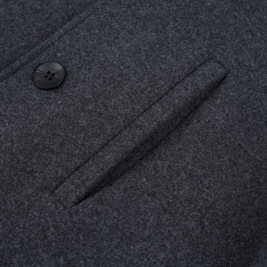 Donkergrijs wollen jas detail met een borstzak en knoop.