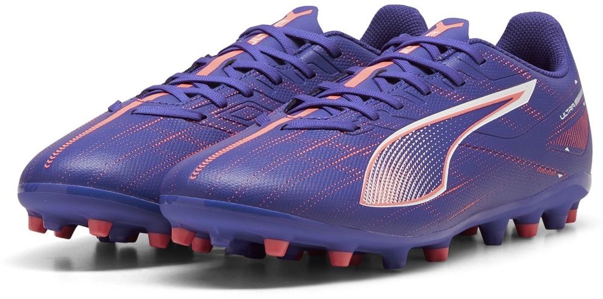 Puma voetbal schoenen Low Ultra 5 Play MG in Lapis Lazuli, wit en sunset glow, maat 44, met dunne loopzool en stabiliteit.