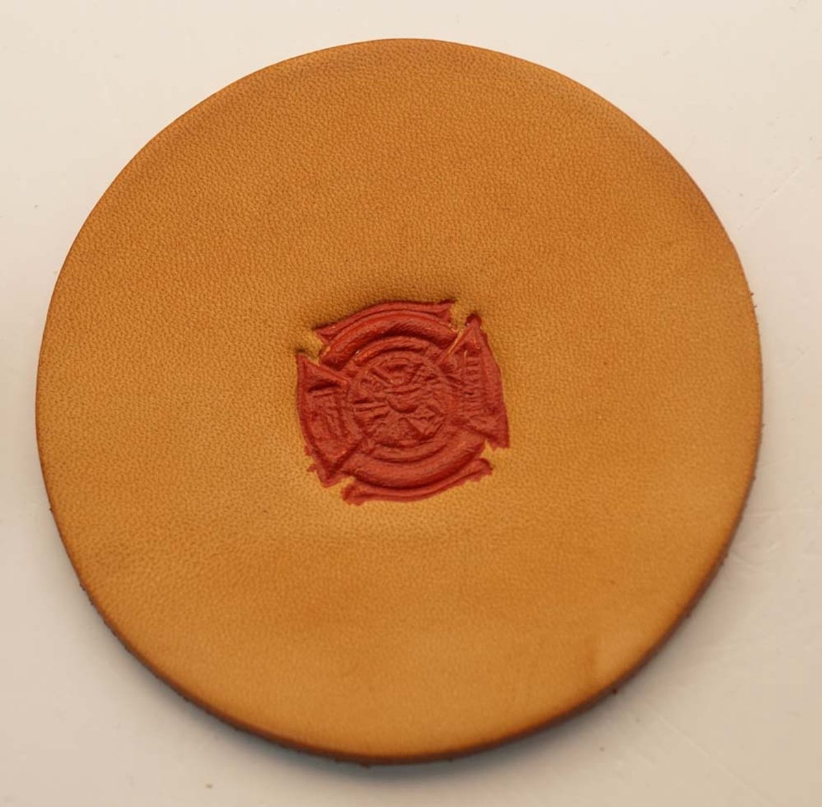 Lederen onderzetters voor drinkglazen in de kleur beige met logo van brandweer - leren onderzetters brandweer - leuke onderzetters voor brandweerman / vrouw - stoere beige onderzetters - unieke onderzetters - exclusieve onderzetters voor drinkglazen