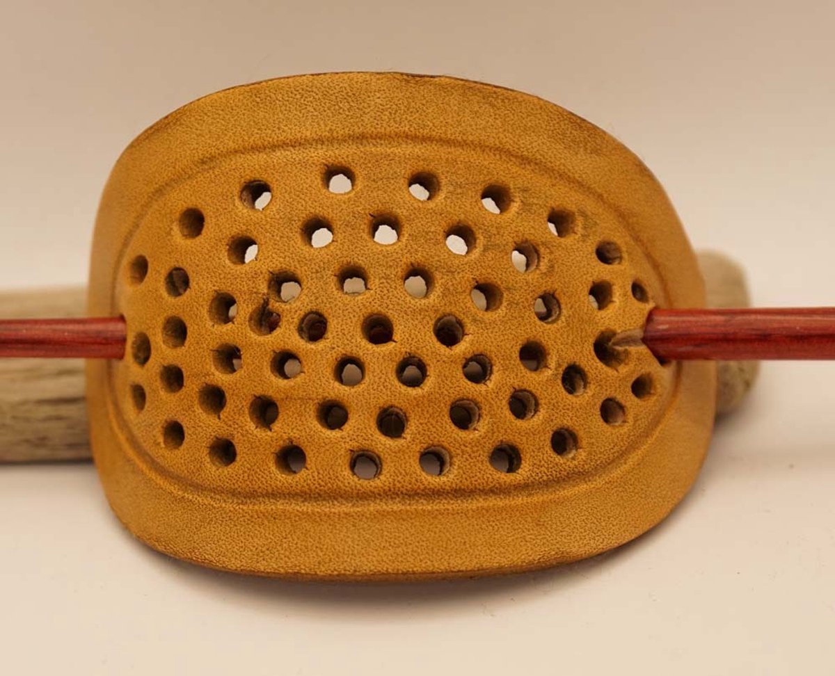 Leren beige haarspeld met sierlijke gaatjes + houten haarstok - leuke lederen haarspelden - aparte haarspeld - mooie dames haarspeld - luxe dames haarspeld - haarspeld ovaal beige - haarspeld dik, dun haar - flexibele haarspelden - haarspeld buigzaam