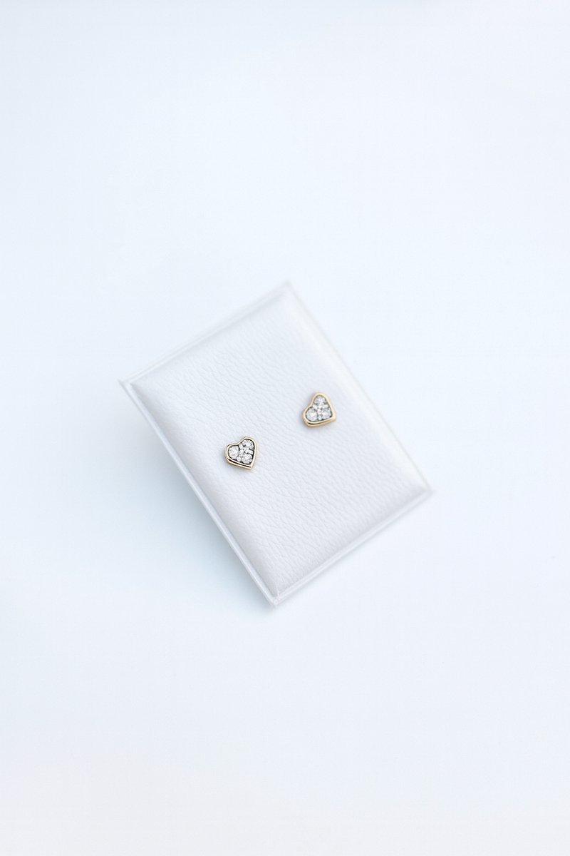 Sparkle Heart Oorbellen – 9 Karaat Geelgoud Oorknopjes met Witte steen, 4.5mm., incl. Geschenkverpakking