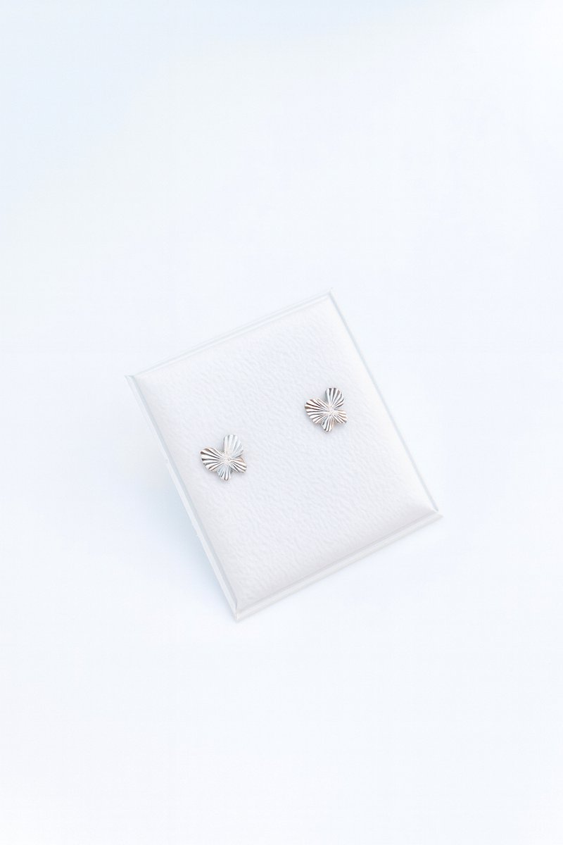 Diamond Cut Butterfly Oorbellen – 9 Karaat Wittegoud Oorknopjes, incl. Geschenkverpakking