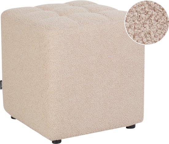 Pouf carré beige avec assise capitonnée, tissu bouclé et photo de détail du tissu.