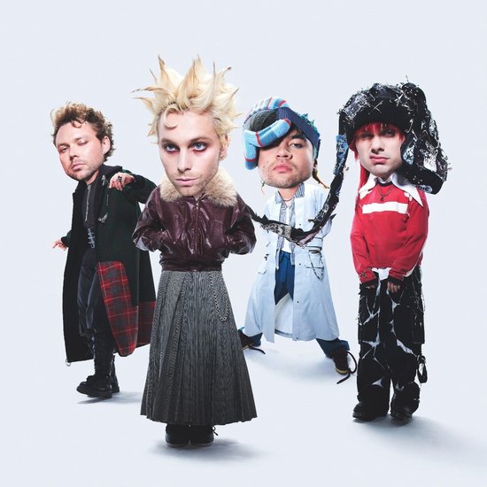 Vier mannen met grote hoofden, gekleed in eclectische outfits, staan op een witte achtergrond.