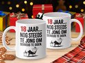 Twee witte mokken met tekst "18 JAAR... NOG STEEDS TE JONG OM SERIEUS TE DOEN." en illustratie van een relaxte man.