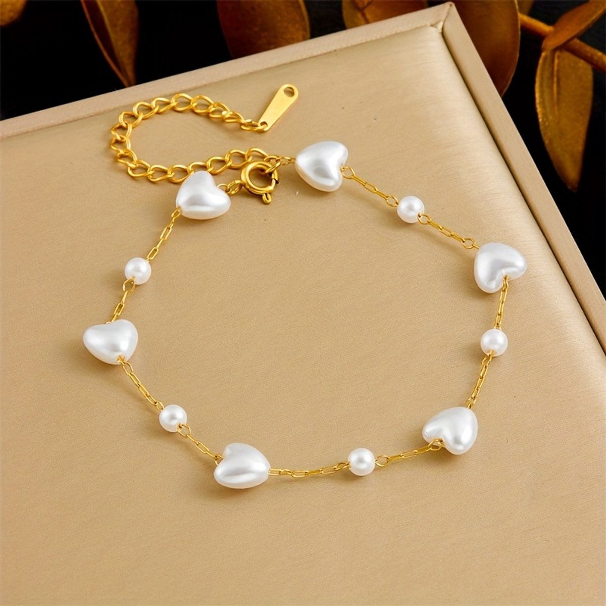 Sjika - Gouden Armband met Hartjes & Parel Kralen – Verstelbaar – Elegant Dames Sieraad – Romantisch Cadeau – Tijdloos Design