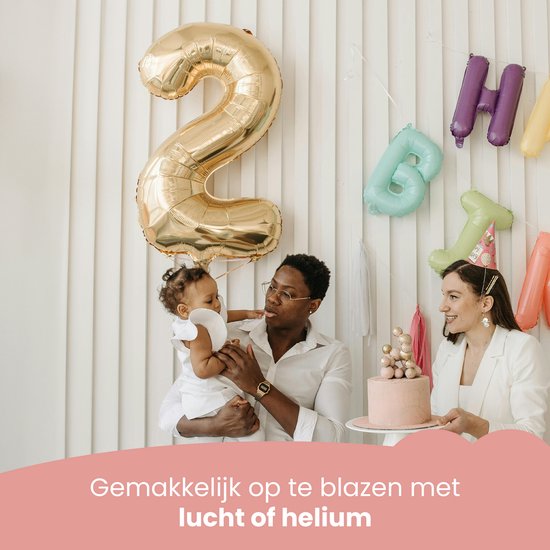 Familie viert 2e verjaardag met taart en gouden cijfer 2 ballon
