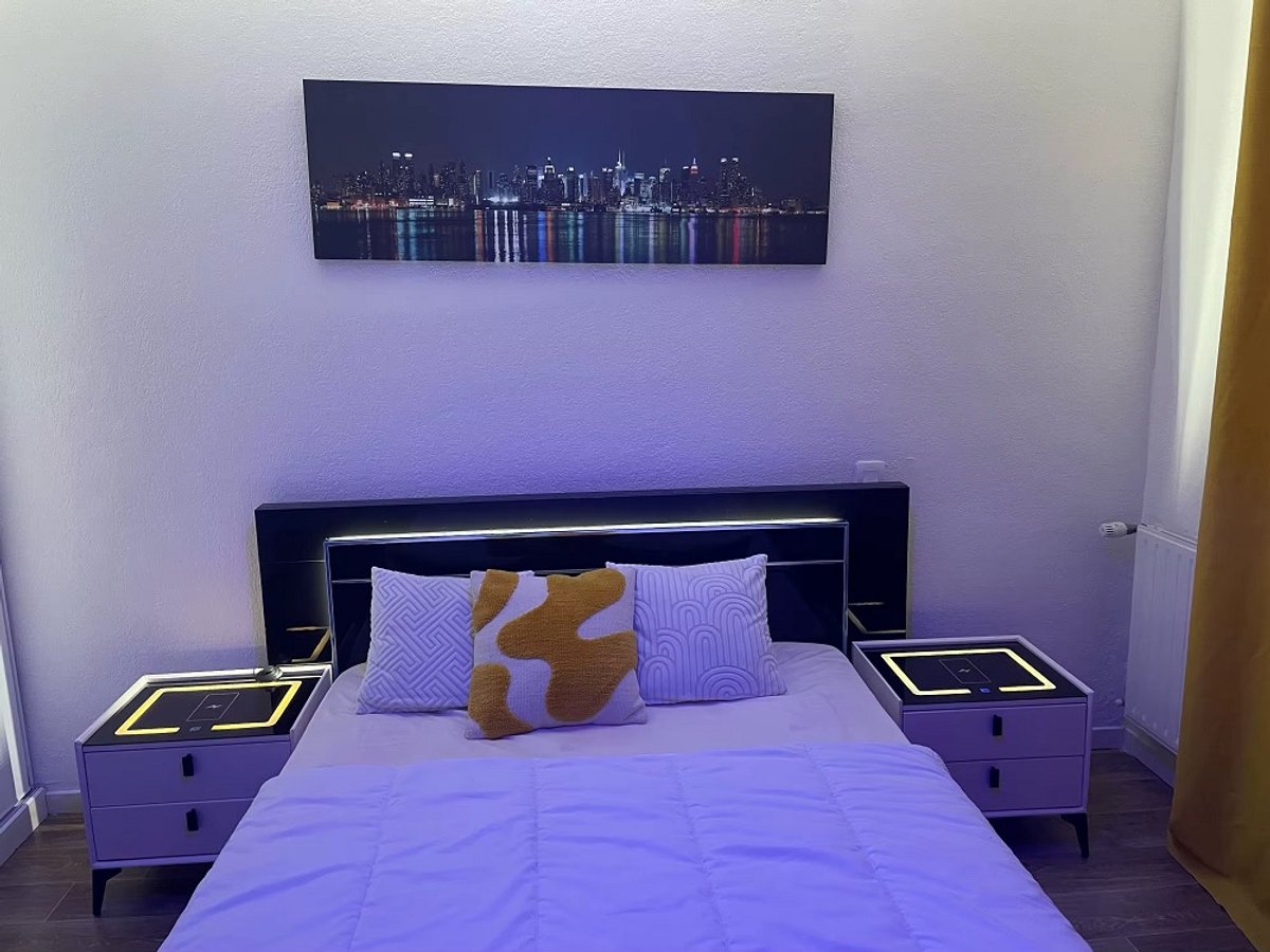 LEMROE Smart LED-nachtkastje met 3 laden, hoogglans nachtkastje met verstelbaar LED-licht, zijkast voor slaapkamer, opbergkast, slaapkamermeubilair (wit, bovenkant met licht