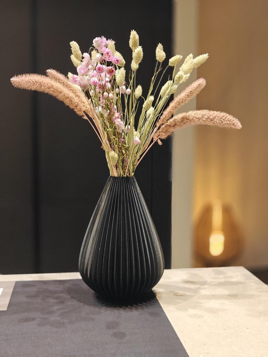 jouwknipjes Vaas Noir – Moderne zwarte designvaas met ribbelstructuur – 25 cm hoog – Duurzaam PLA – Stijlvolle woondecoratie uit Nederland