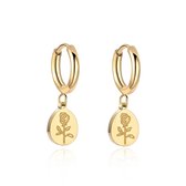 Goudkleurige stainless steel oorringen met gegraveerde roos - Waterproof - The Jewellery Salon - juni - Bloemen - Goudkleurig - Damesoorbellen