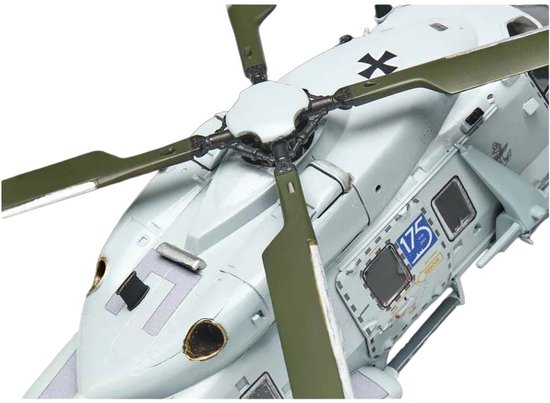 Gedetailleerde close-up van de cockpit en rotorbladen van een grijze NH90 NFH Navy helikopter model.
