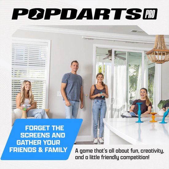 Vier mensen die lachend Popdarts spelen in een huiselijke omgeving.