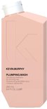 Perzikkleurige fles KEVIN.MURPHY PLUMPING.WASH shampoo met een schuin aflopende witte dop.