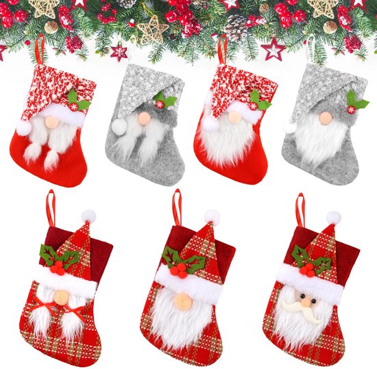 Gezichtsportret Van Een Peinzend, Dromerig En Glimlachend Meisje Met Hand Gebreide Kerstmiswinter Image103118810