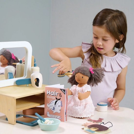 Tender Leaf Playing: SALON DE COIFFURE