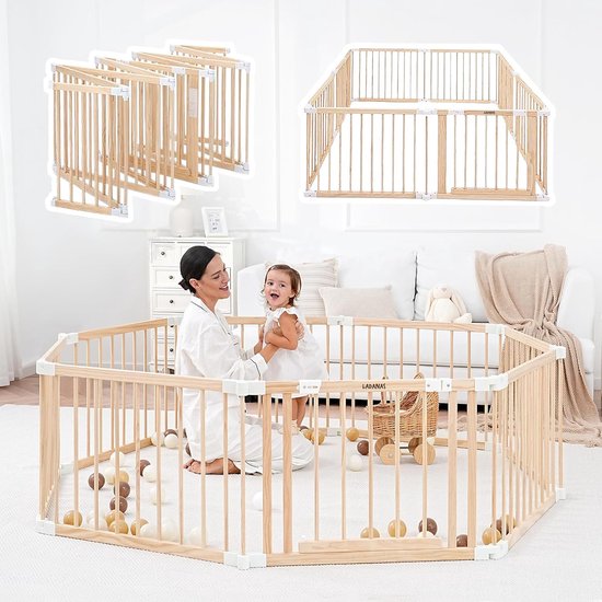 Houten babybox met poortje, baby en moeder spelen in de box.