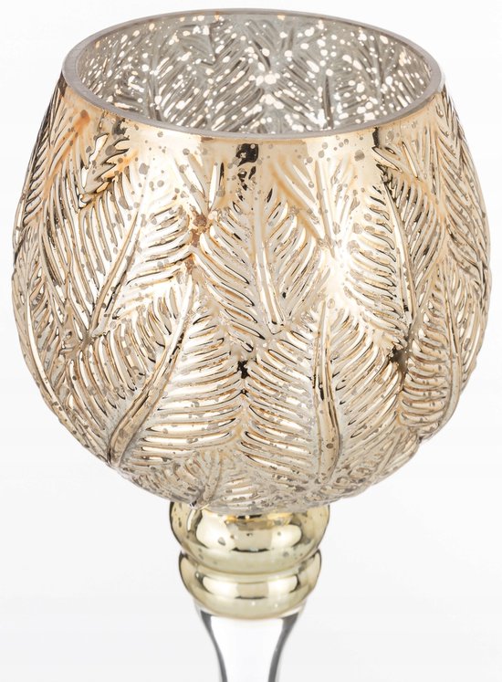Detailopname van een gouden kandelaar met een gedetailleerd varenbladpatroon en een gladde glazen voet.