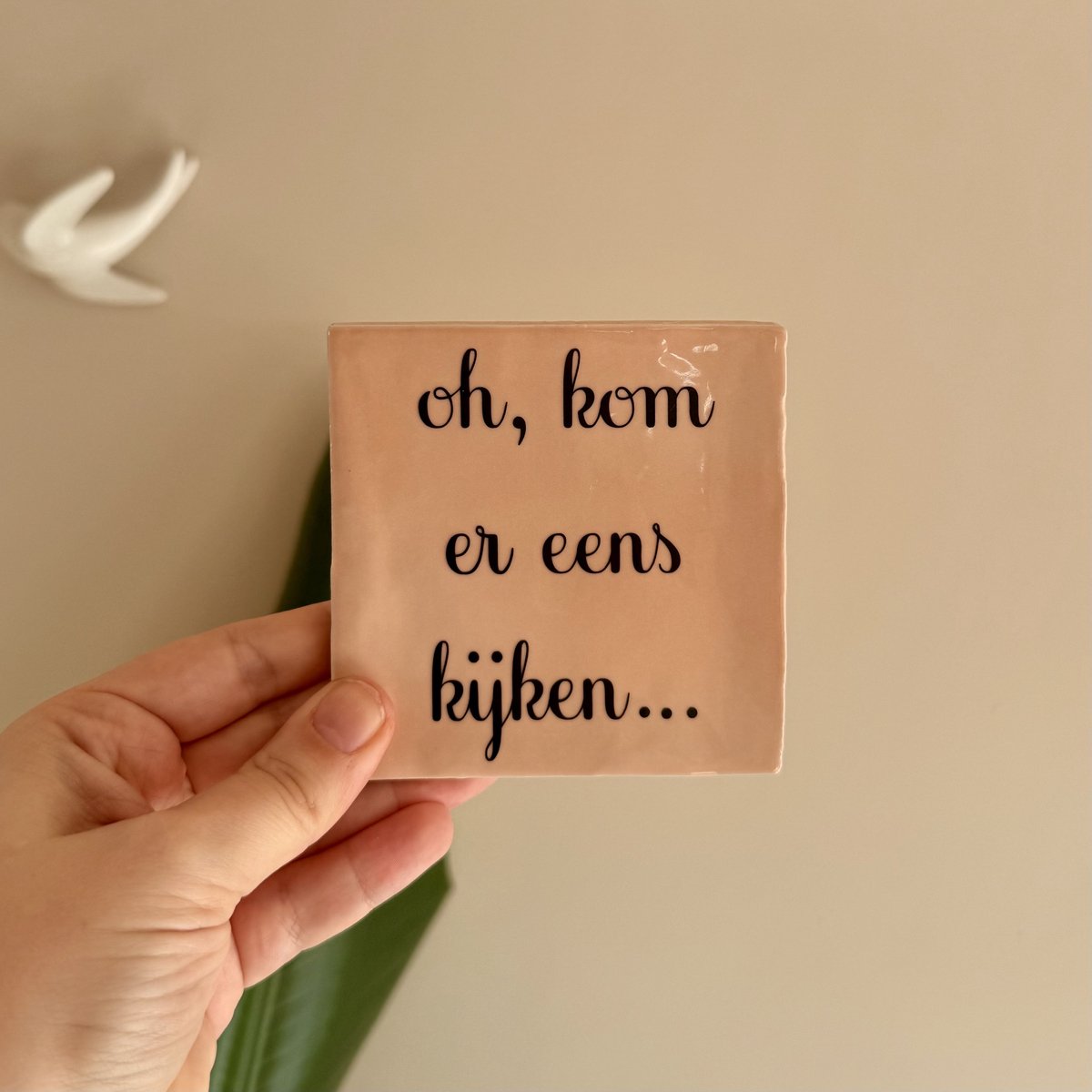 Wij&Blij -Tegeltje - Oh kom er eens kijken - roze- december - sinterklaas - cadeau - kleinigheidje - verjaardag - afscheid - spreuktegeltje - wandtegeltje -