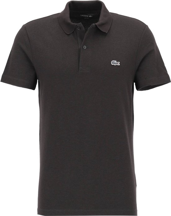 Donkergrijze Lacoste polo met krokodillenlogo links op de borst.