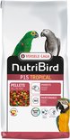 NutriBird P15 TROPICAL voerzak met groene, blauwe en grijze papegaaien.