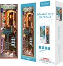 Gedetailleerd miniatuur café-gevel 'Island of Love' met winkels, planten en kattenfiguren.