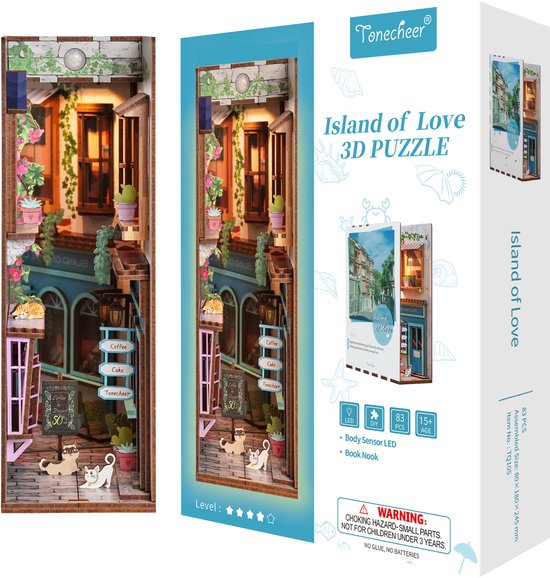 Gedetailleerd miniatuur café-gevel 'Island of Love' met winkels, planten en kattenfiguren.
