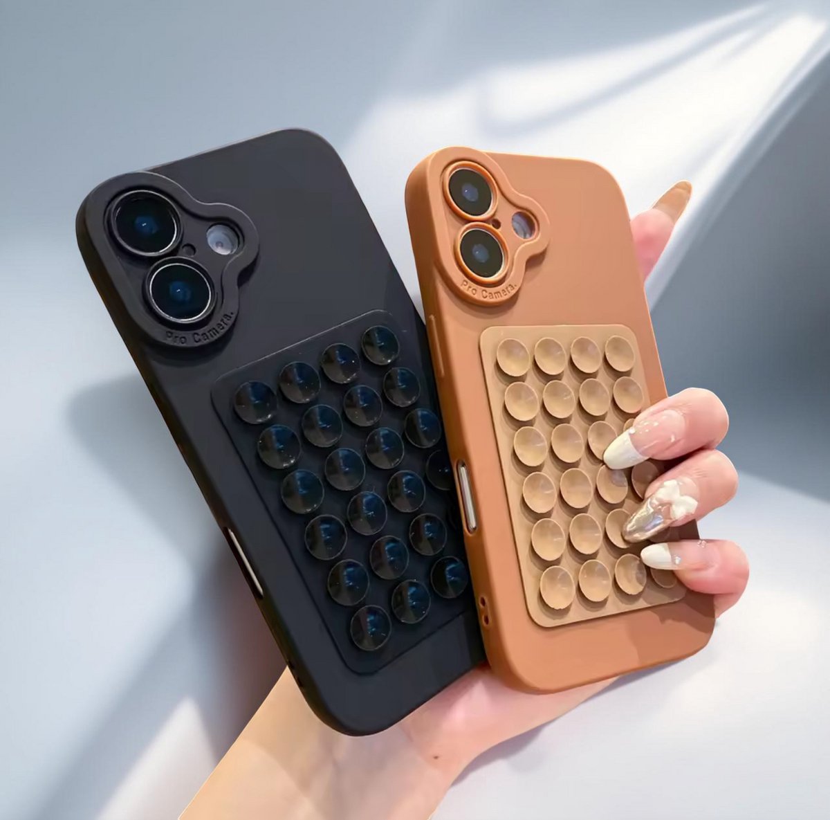 Stick & Snap Case - Zwart Zuignap Hoesje voor iPhone 16 - Hoesje en Zuignap Sticker in 1 - Selfie zuignap hoesje • Wall-mount case • Handsfree zuignap hoesje • Zuignap telefoonhoes - Sticky sticker - Telefoonhouder - Zwart