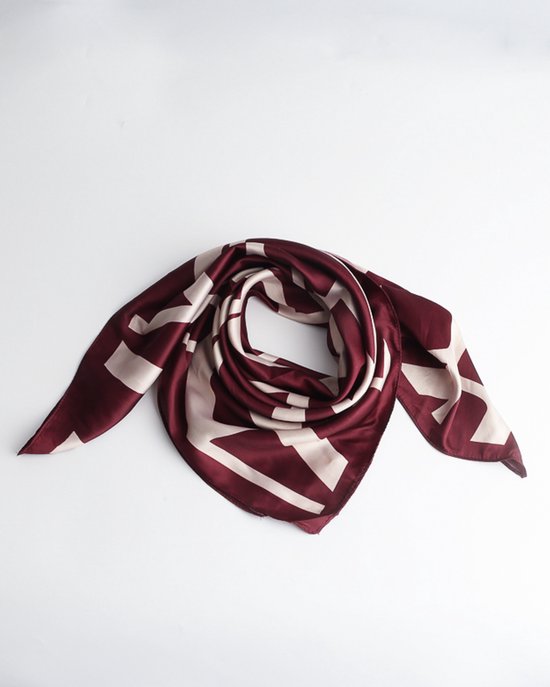 Eline scarf- Accessories Junkie Amsterdam- Dames- Bandana's- Halsdoek- Sjaaltje- Imitatie Zijde- All over logo print- Bordeaux Burgundy rood