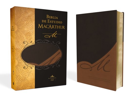 Deux Bibles d'étude. Une couverture noire avec bordure dorée de feuilles, une bordure ovale décorative et 'Biblia de Estudio MacArthur'. L'autre est marron avec un 'M' et 'Biblia de Estudio MacArthur'.