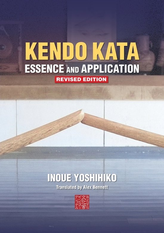 Boek "Kendo Kata - Essence and Application" door Inoue Yoshihiko, herziene uitgave, met twee houten stokken op de voorgrond.