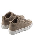 Beige suède sneakers met witte zolen en veters. De achterkant van de zolen heeft het Rehab logo.