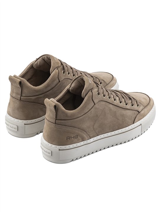 Beige suède sneakers met witte zolen en veters. De achterkant van de zolen heeft het Rehab logo.