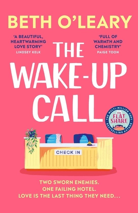 Boekcover van 'The Wake-Up Call' door Beth O'Leary. Felroze achtergrond met een gele balie met 'CHECK IN' erop. Daarboven de titel.