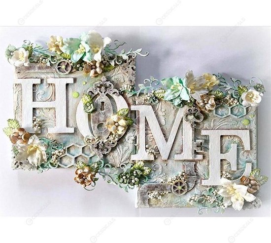 Le mot "HOME" en lettres 3D, décoré de fleurs et d'éléments décoratifs.